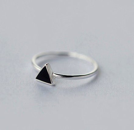 Geometric triangle ring
